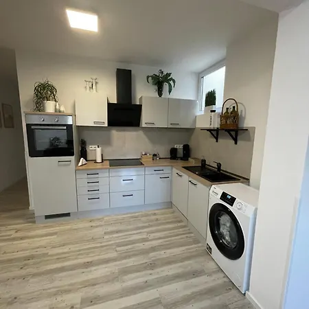 Moderne, Stilvolle, Ruhig Gelegene Souterrain