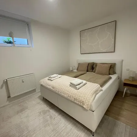 Moderne, Stilvolle, Ruhig Gelegene Souterrain *